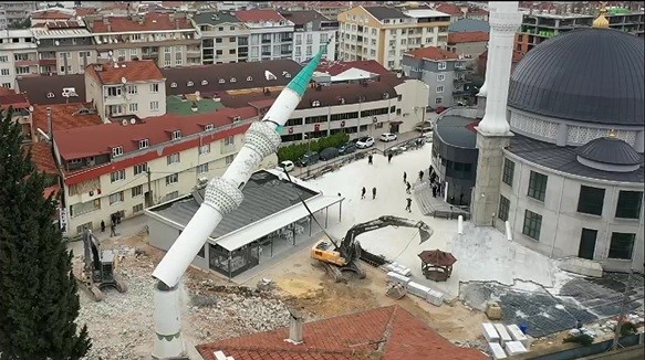 Bursa’da yeni yapılan caminin eski minaresi böyle yıkıldı