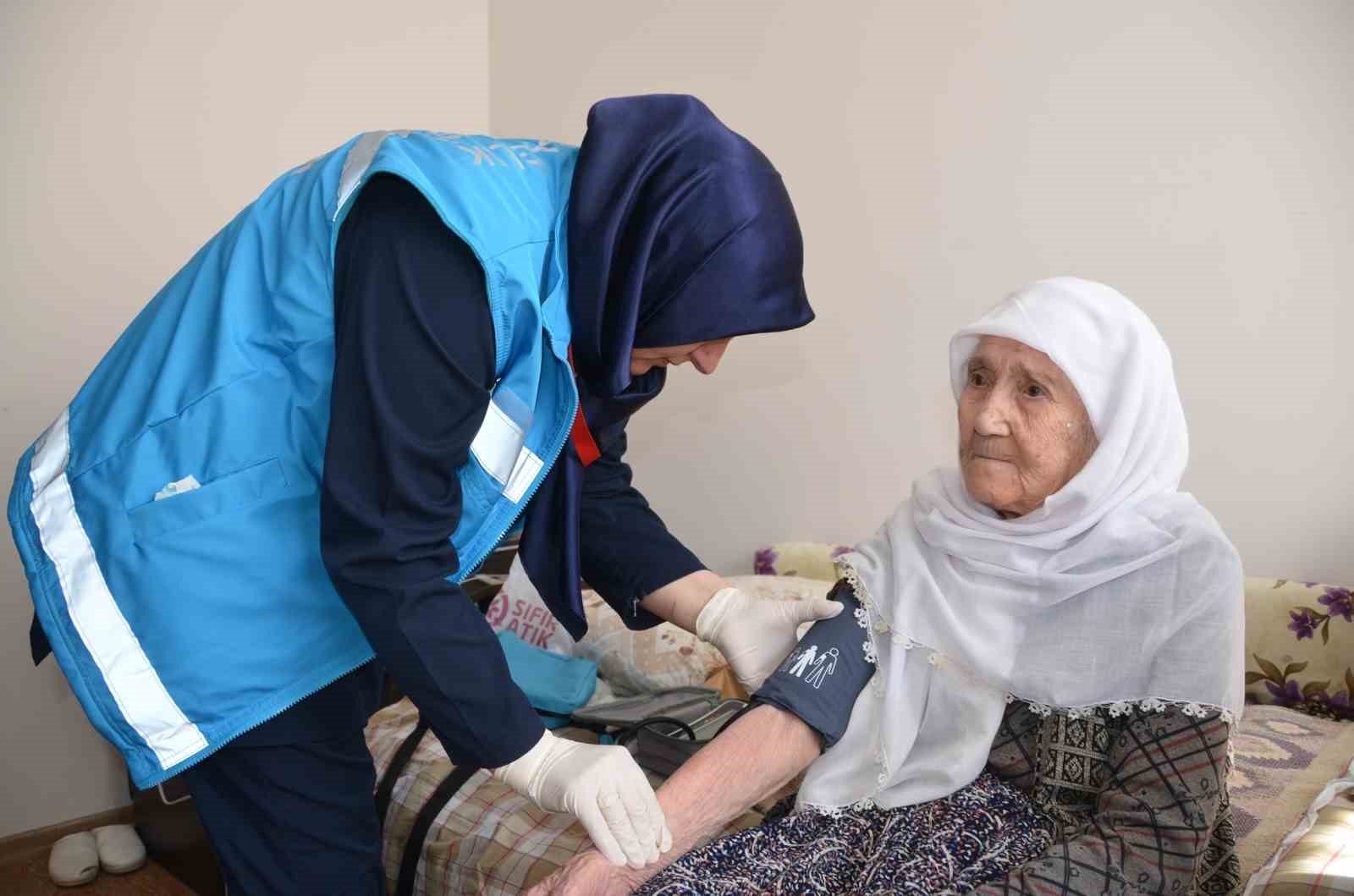 102 yaşındaki hastaya ve kızına ziyaret