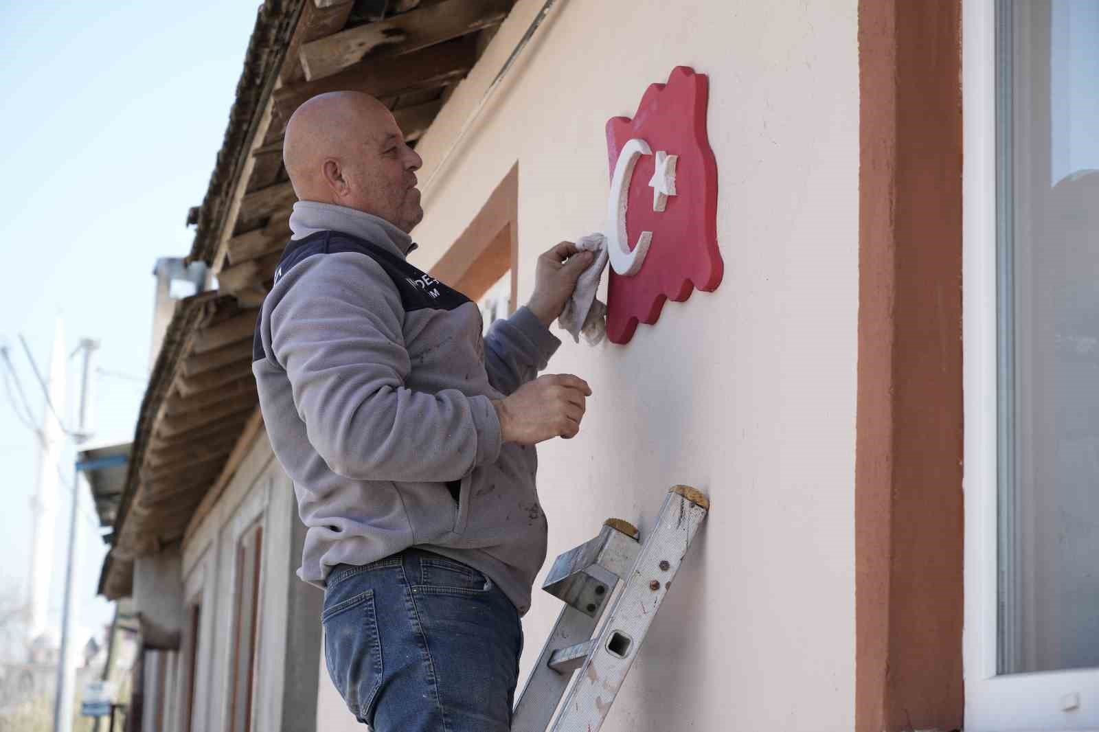 Bursa’da bir muhtar adayı evleri boyuyor