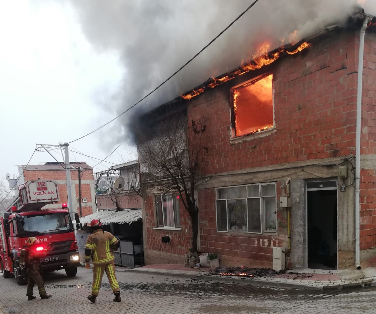 Bursa İnegöl’de 2 katlı bina yandı