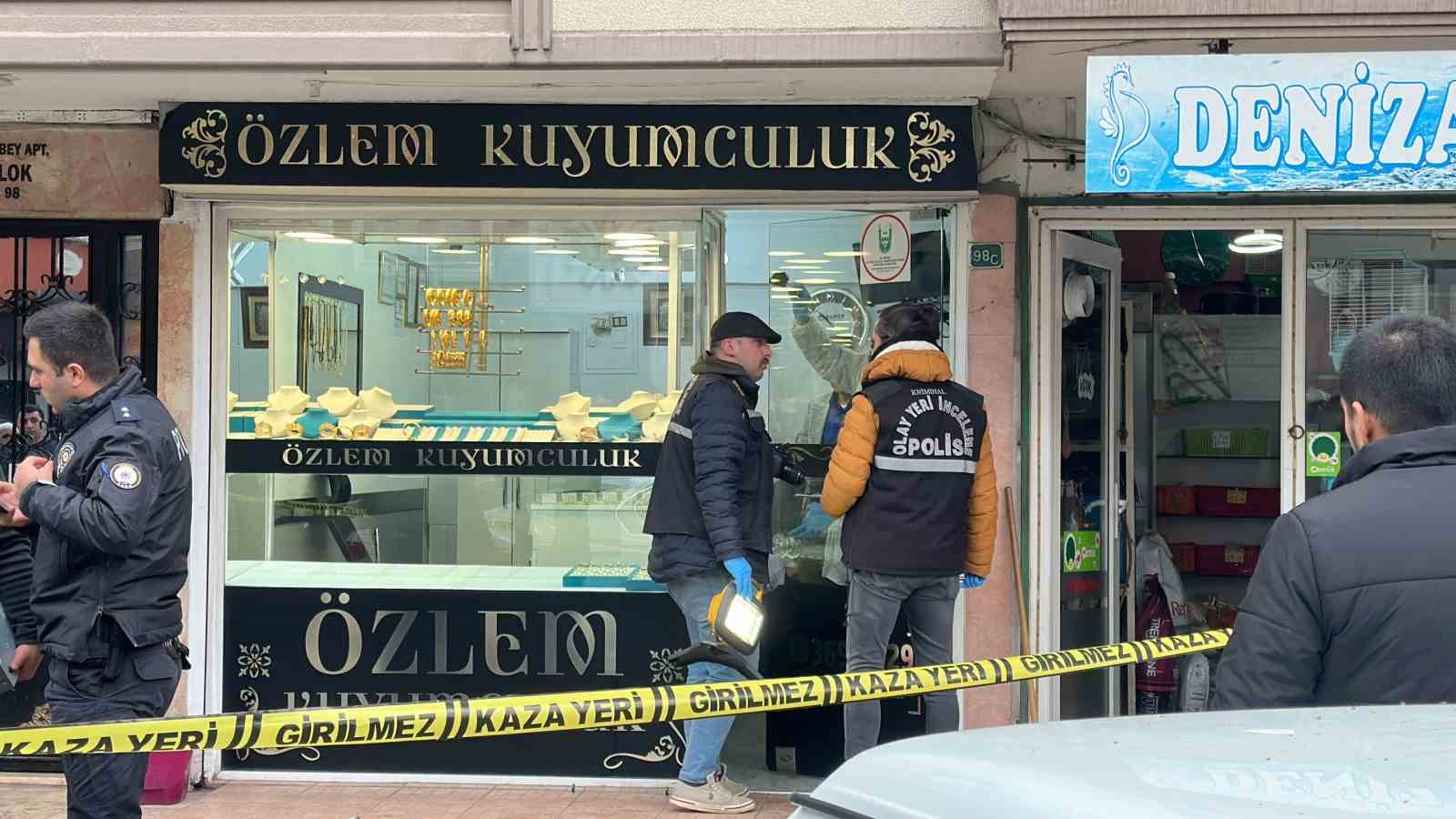 Bursa’da milyonluk silahlı ve kar maskeli kuyumcu soygunu