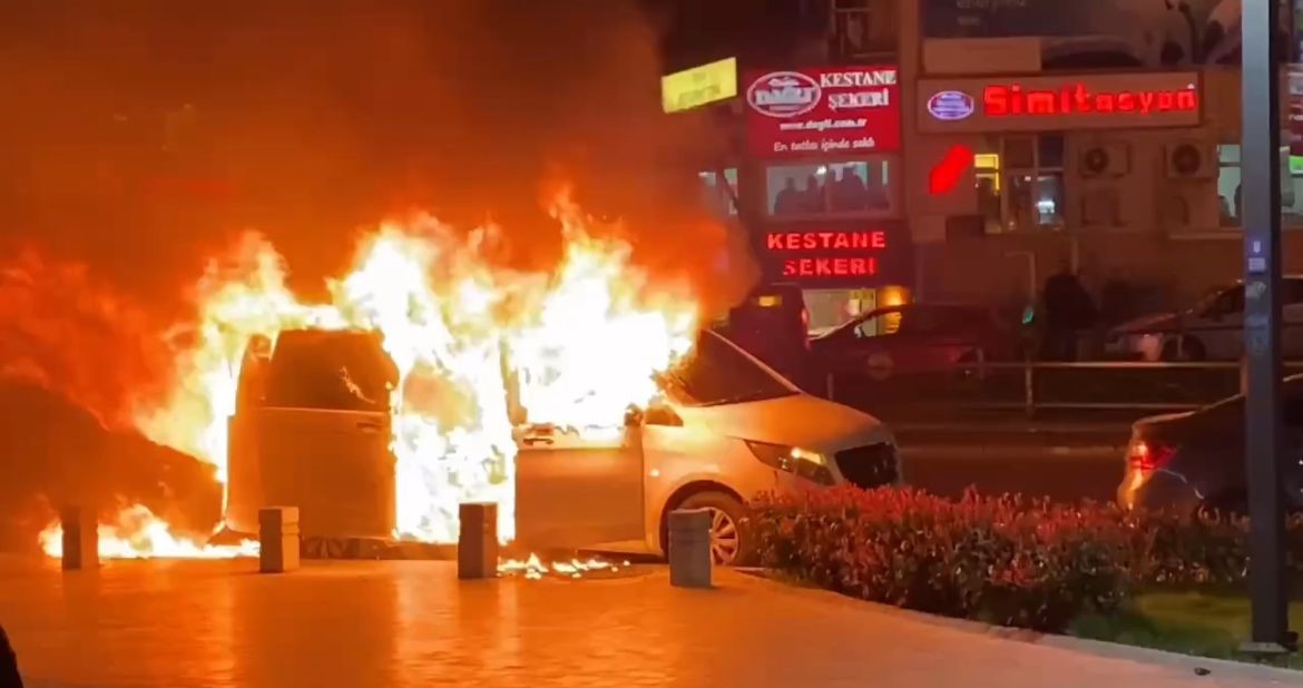 Bursa’da bir büyükşehir belediye başkan adayının aracı yandı