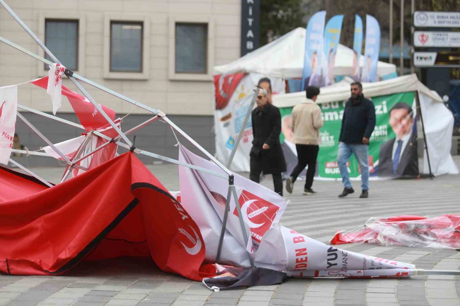 Bursa’da etkili olan fırtına parti stantlarını devirdi