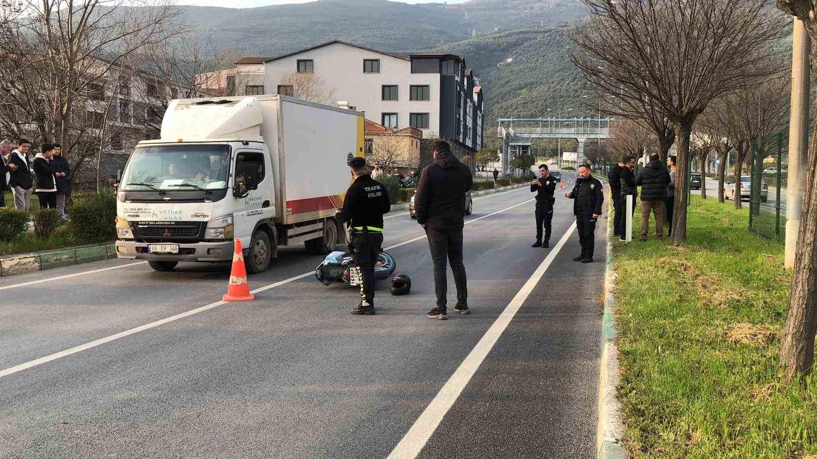 Bursa’da ağaca çarpan motosikletli öldü