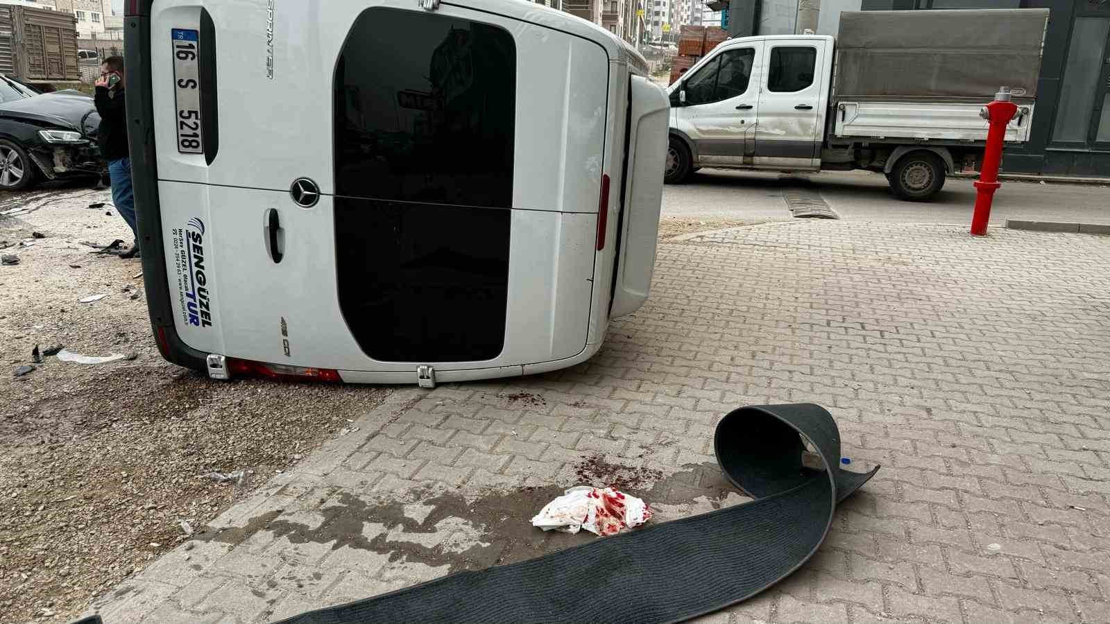 Bursa’da kontrolden çıkan servis minibüsü yan yattı