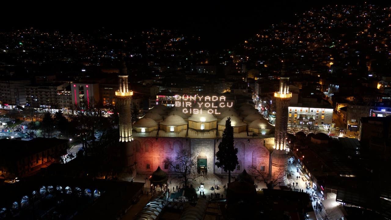 Ulu Camii’ye “Dünyada bir yolcu gibi ol” mahyası asıldı