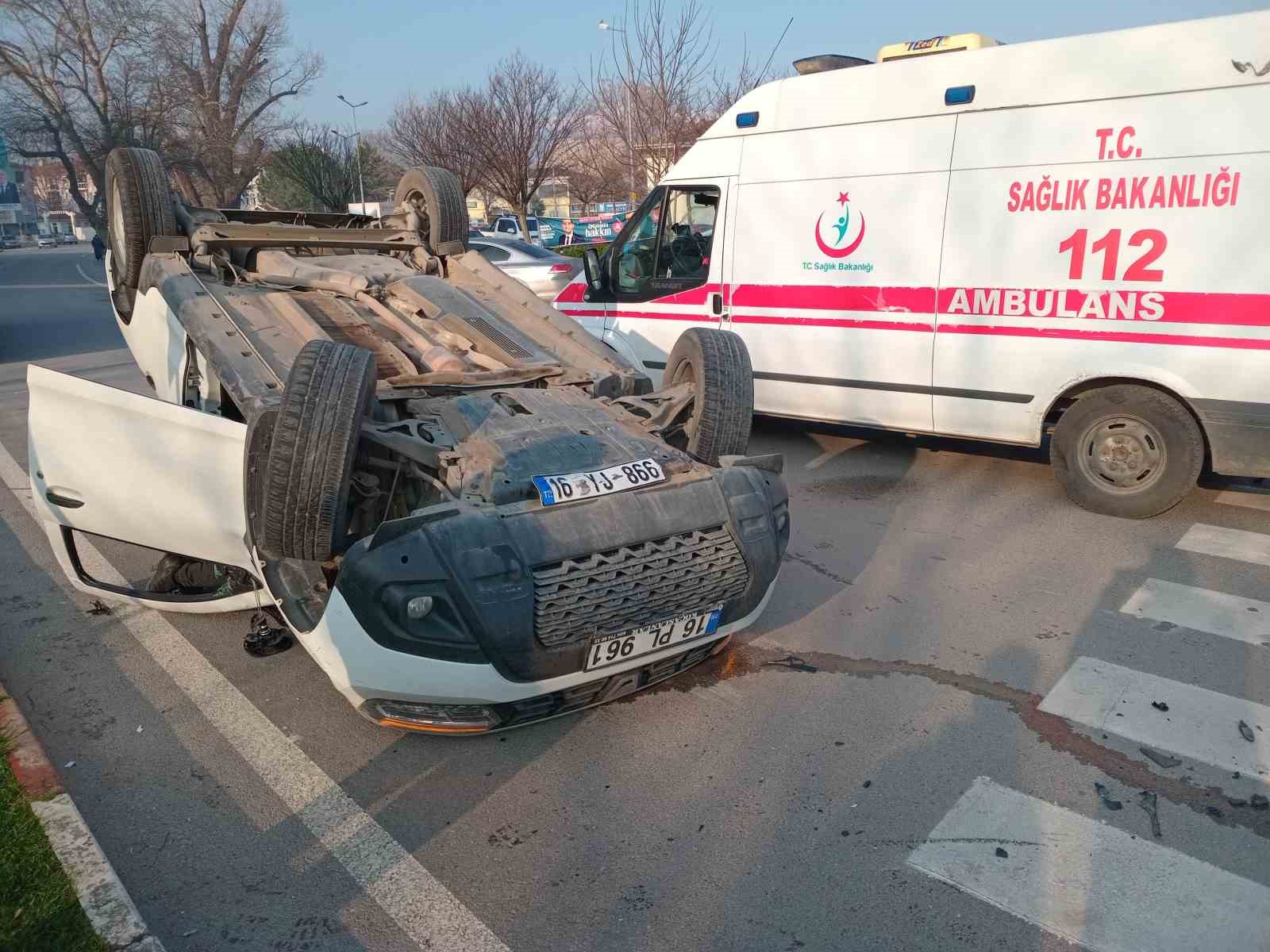 Bursa’da döner kavşakta kaza: 2 yaralı