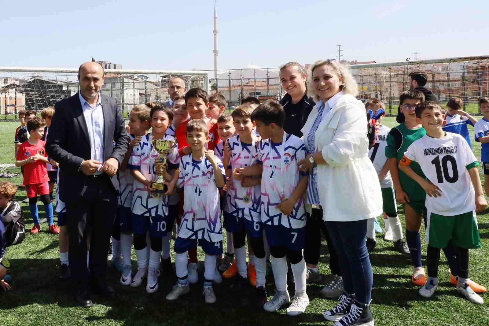 İlkokul Futbol Şenliği’nde kupalar sahiplerini buldu