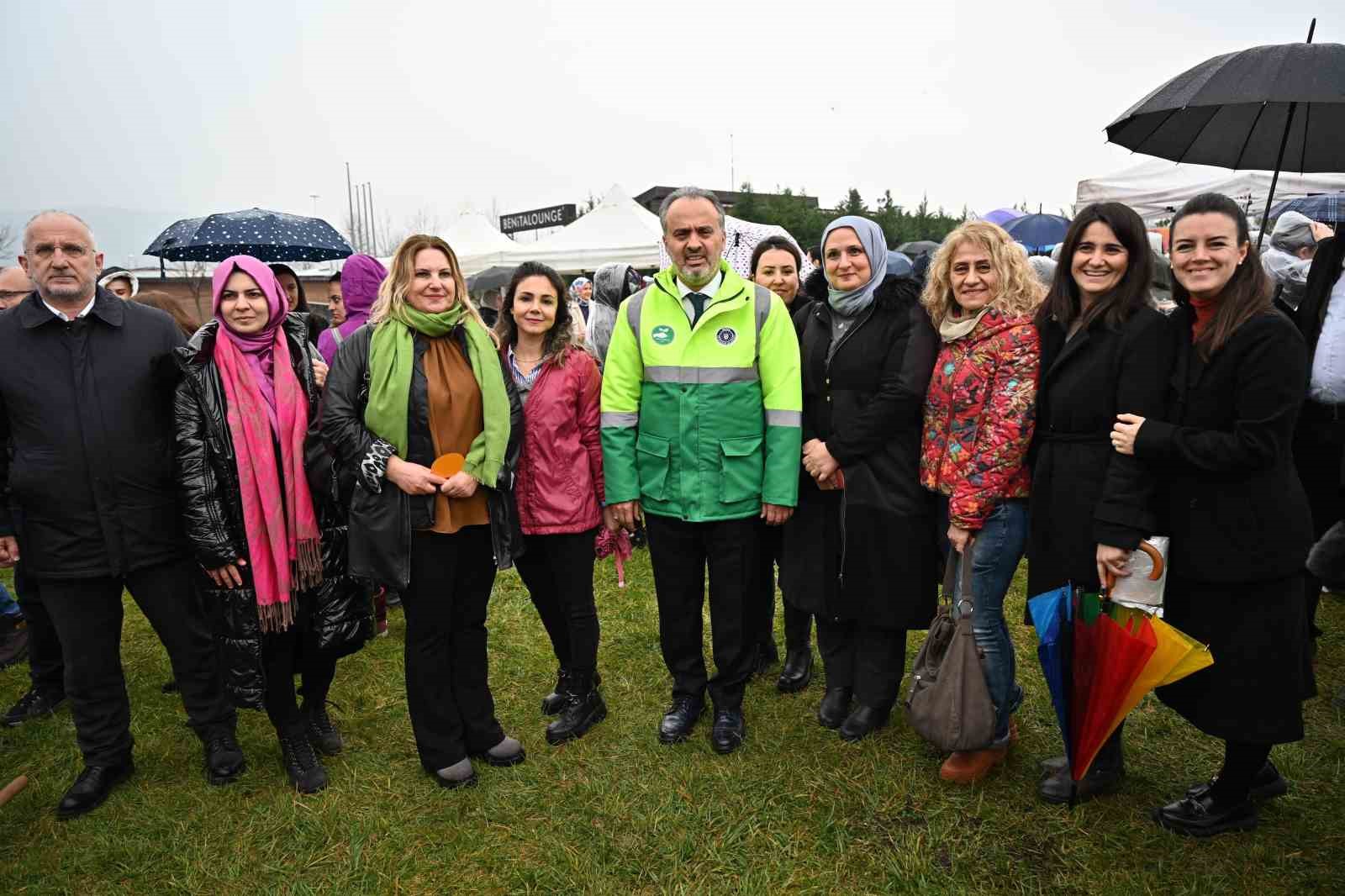 Kadınlar Günü’nde erguvan fidanları toprakla buluştu