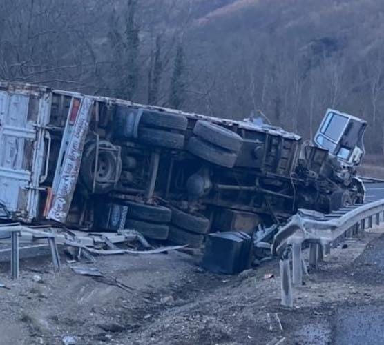 Bursa’da kontrolden çıkan kamyon orta refüje devrildi