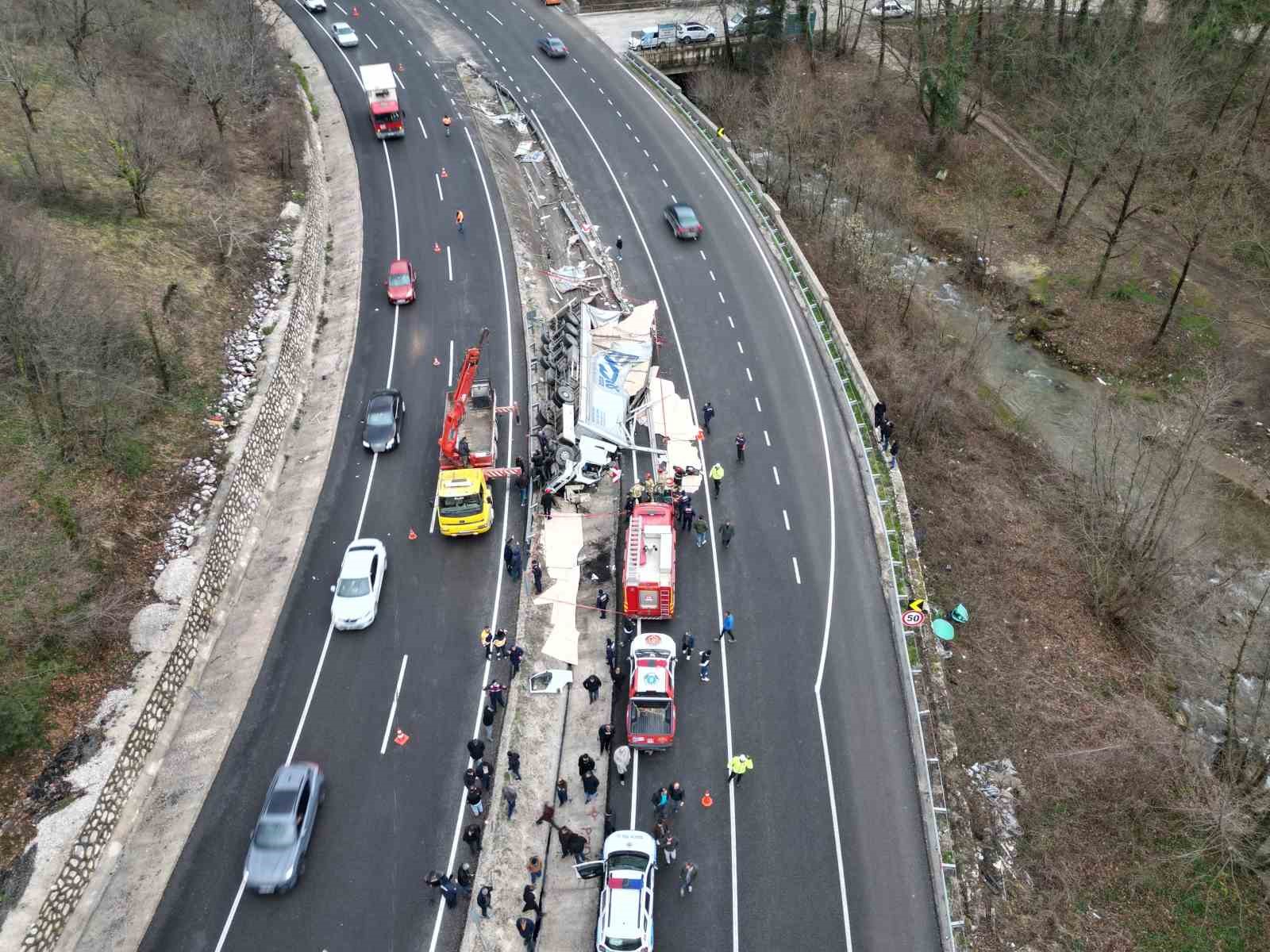 Bursa’da devrilen tırın sürücüsü öldü