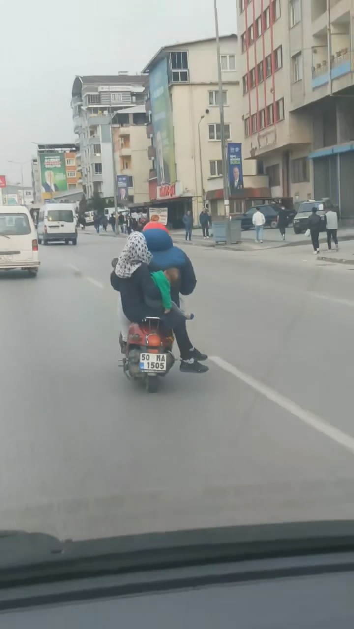 Bursa’da motosikletli ailenin tehlikeli yolculuğu kamerada