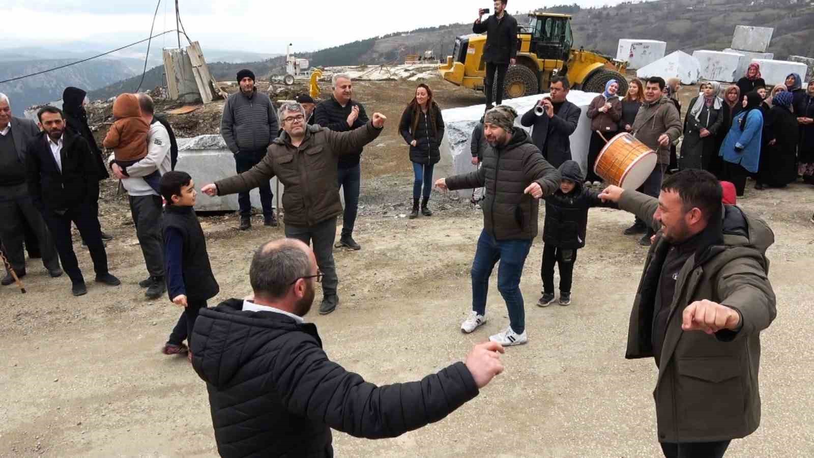 (Özel) Bursa’da mahkemenin mermer ocağı kararını duyan köylüler davul zurnayla yürüdü