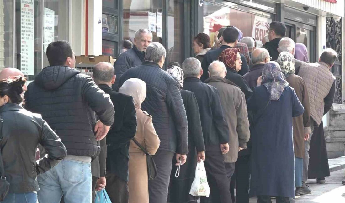 RAMAZAN AYINDA FIRINLARIN ÖNÜNDE