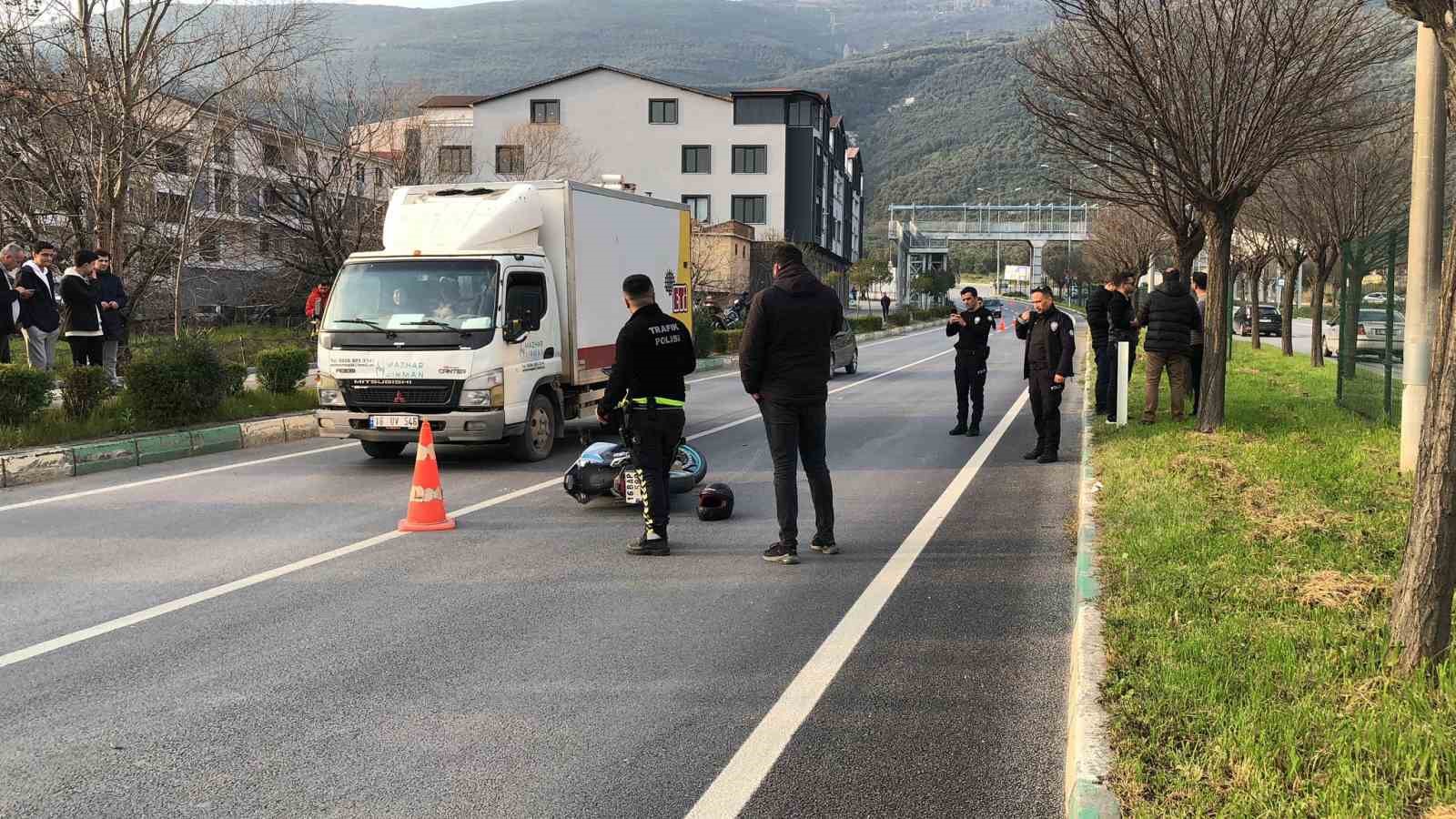 Bursa’da ağaca çarpan motosiklet sürücüsü ağır yaralandı