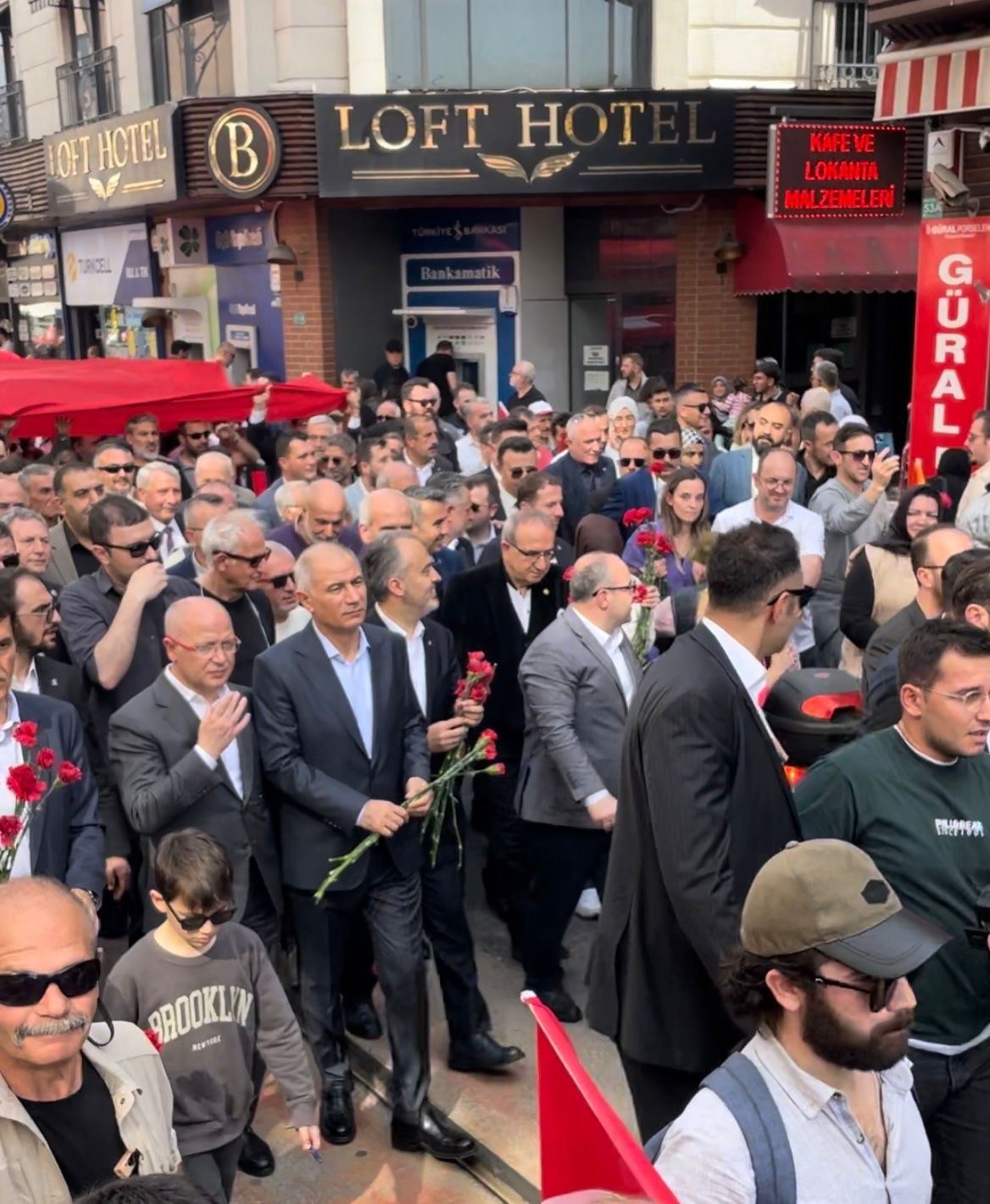 Sevgi yürüyüşünde Cumhur İttifakı adayı Alinur Aktaş’a büyük ilgi