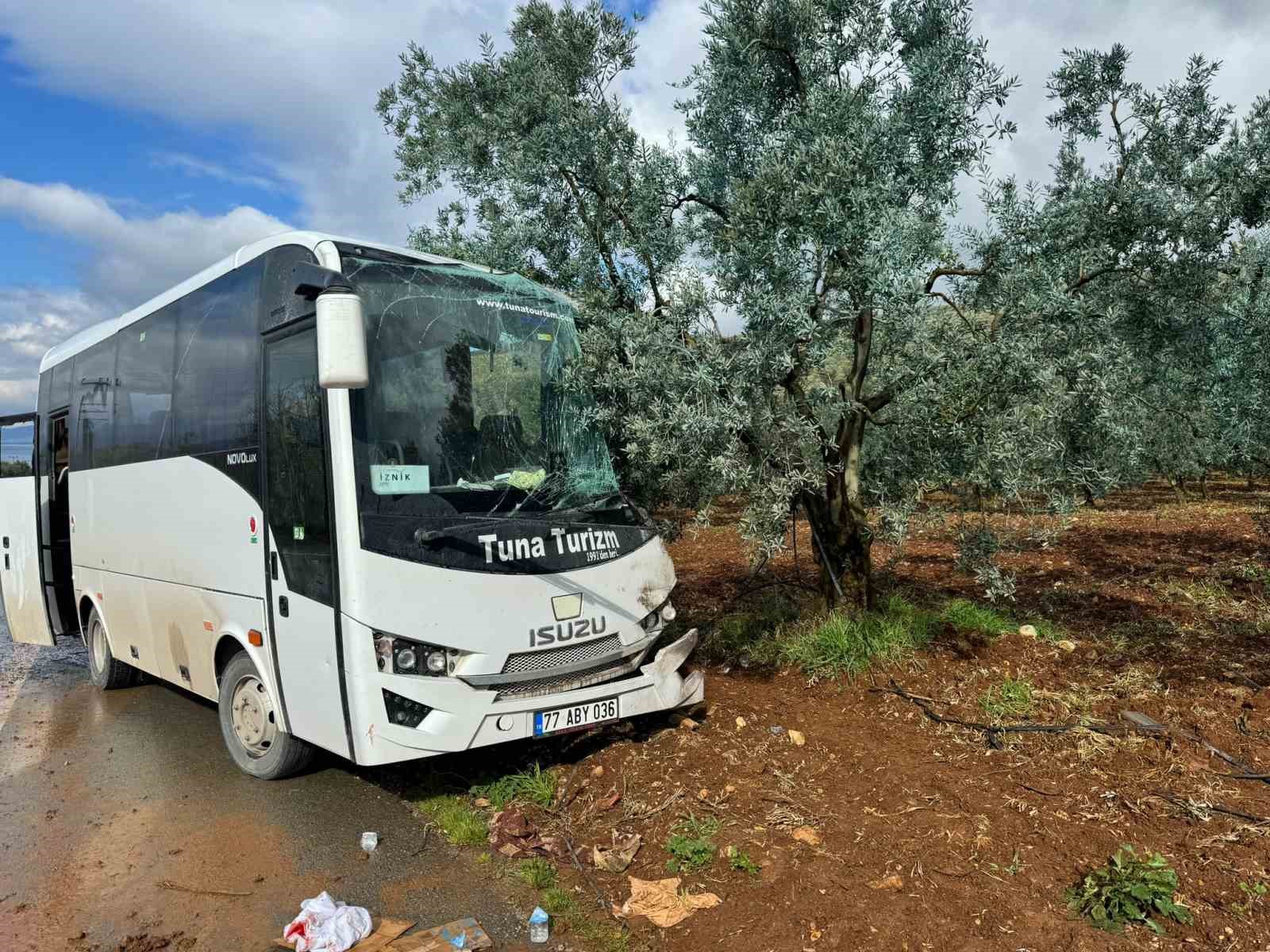 Bursa’da tır ile minibüs kafa kafaya çarpıştı