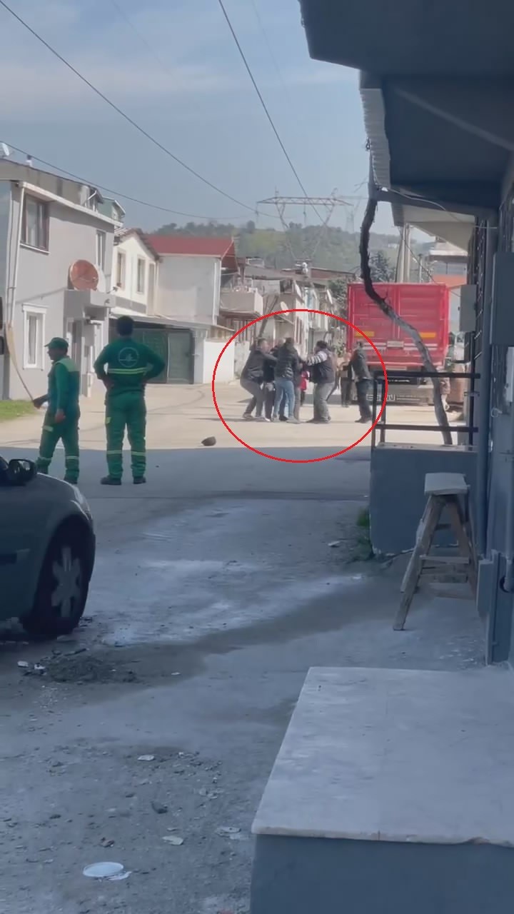 Bursa’da yumruklu sopalı kavga kamerada