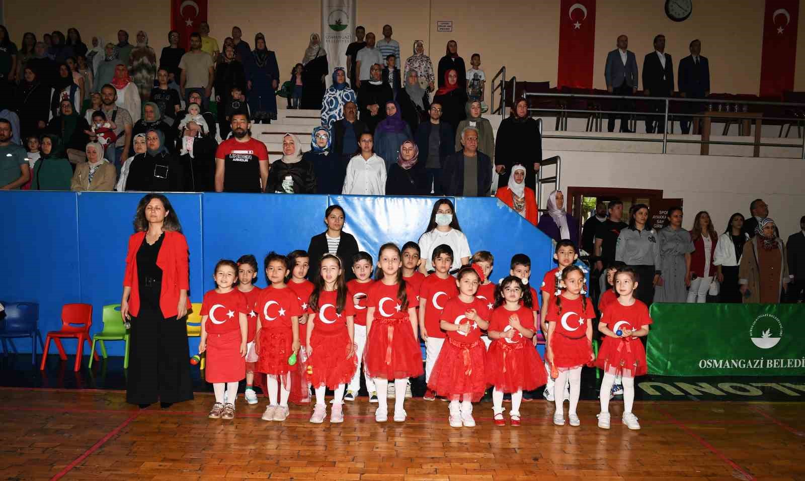 Çocuk şenliği, minik öğrencilerin gösterileriyle son buldu