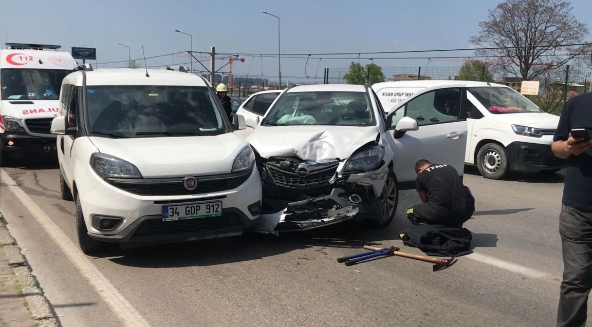 Bursa’da direksiyonda bilincini kaybetti, 3 otomobile çarptı