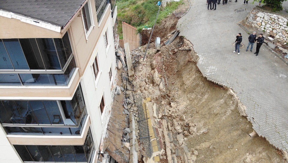 Gemlik’teki heyelanın boyutu havadan görüntülendi