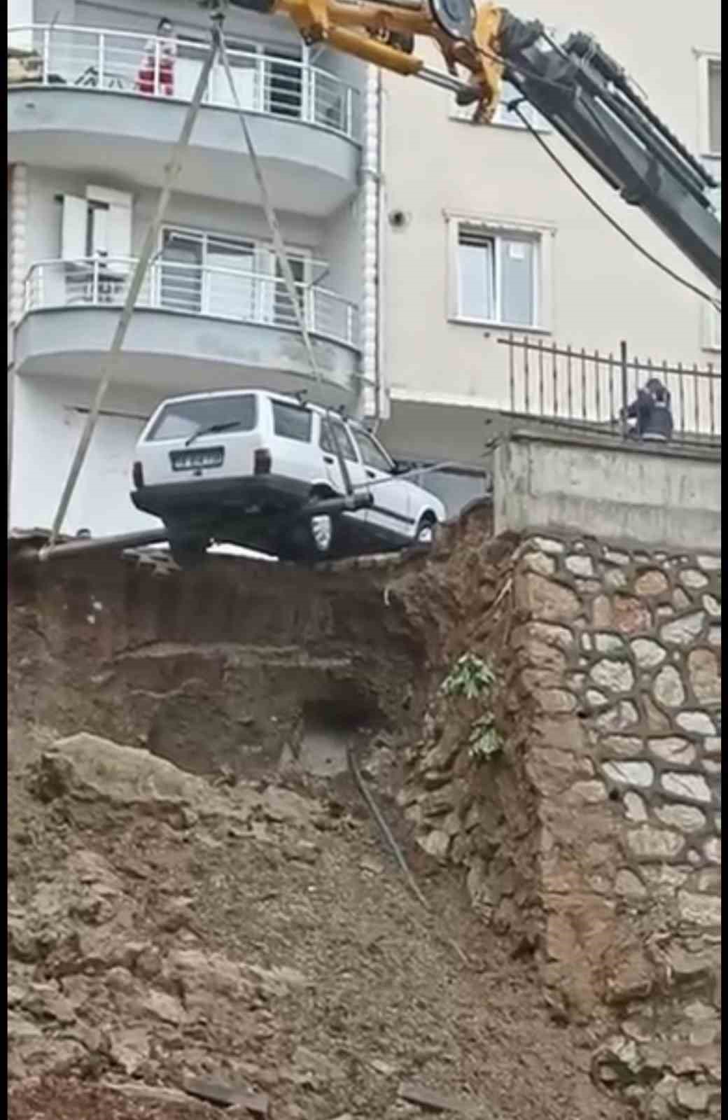 Heyelan sonrası uçurumun kenarındaki otomobiller böyle kurtarıldı