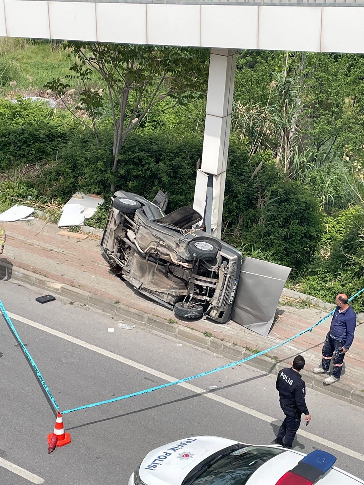 Bursa’da direğe çarpan otomobil hurdaya döndü