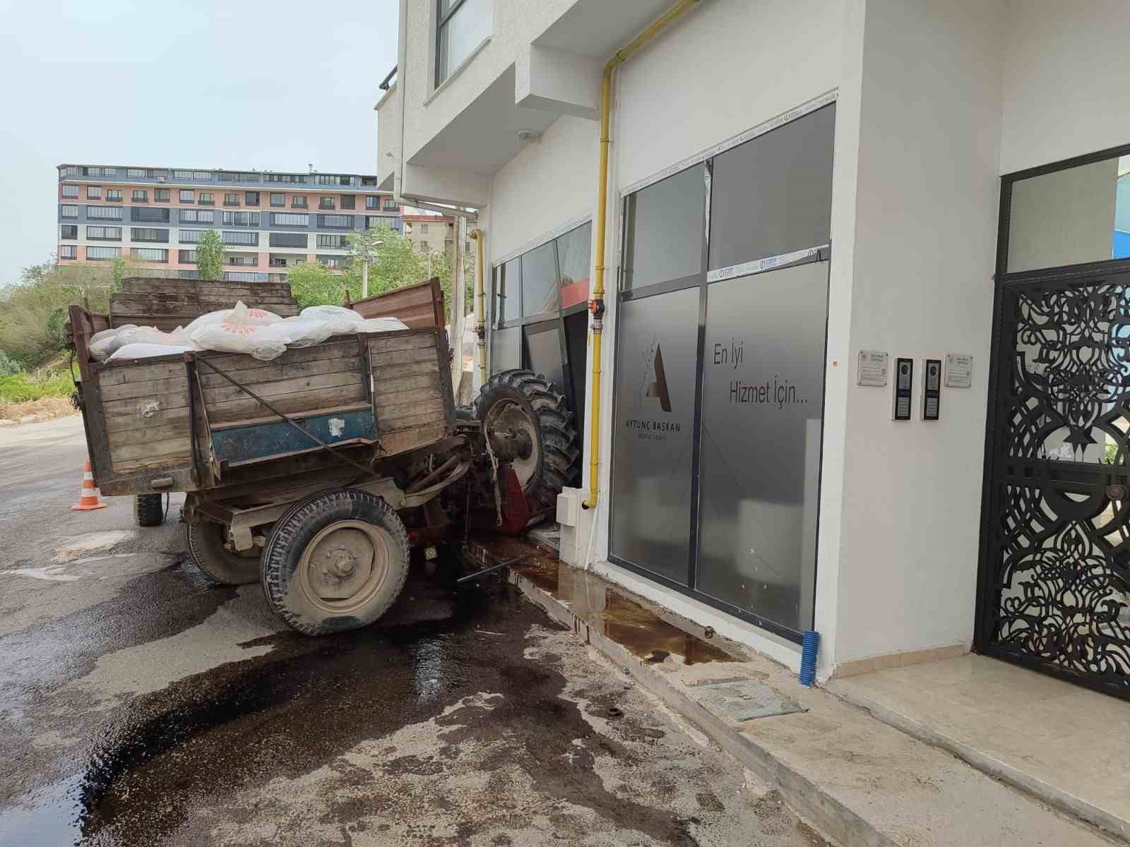 Kontrolden çıkan traktör kaza yaptı: 2 yaralı