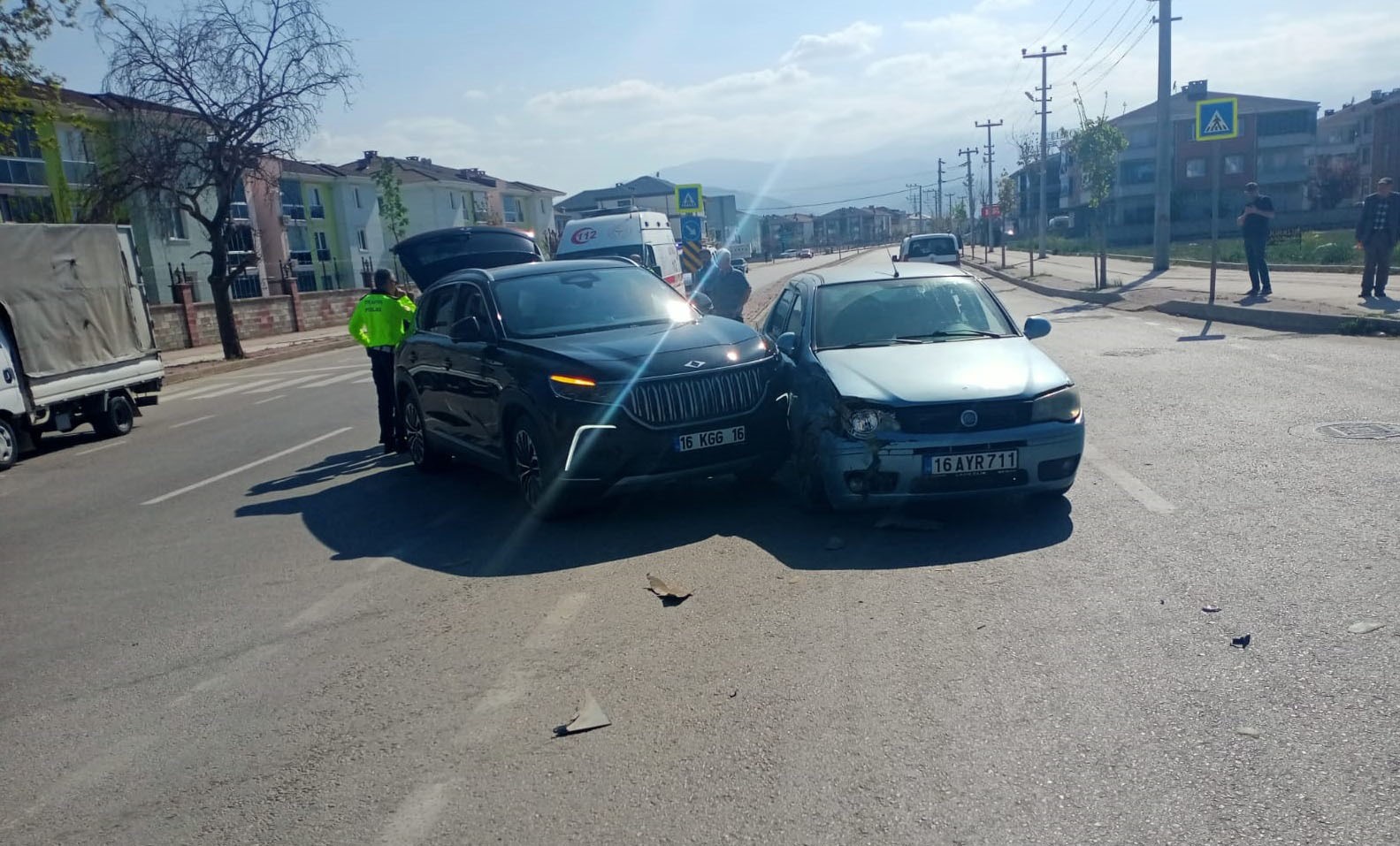 Otomobil ile cip çarpıştı: 3’ü çocuk 5 kişi yaralandı