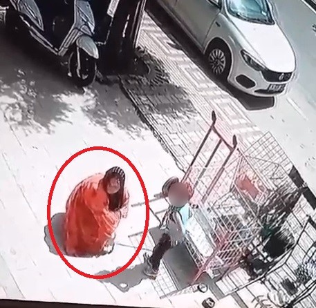 Bursa’da bir kadın, iş yerinin önündeki köpeği eteğine saklayarak çaldı