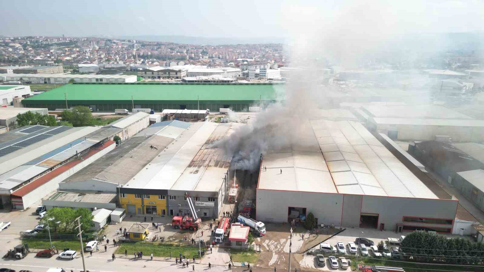 Bursa’a sandalye fabrikasındaki yangın söndürüldü