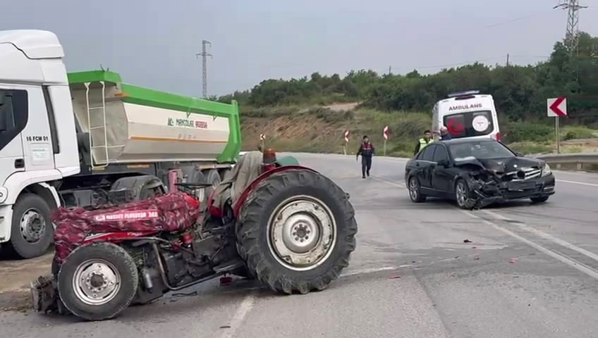 Bursa’da traktör ile otomobil çarpıştı: 3 yaralı