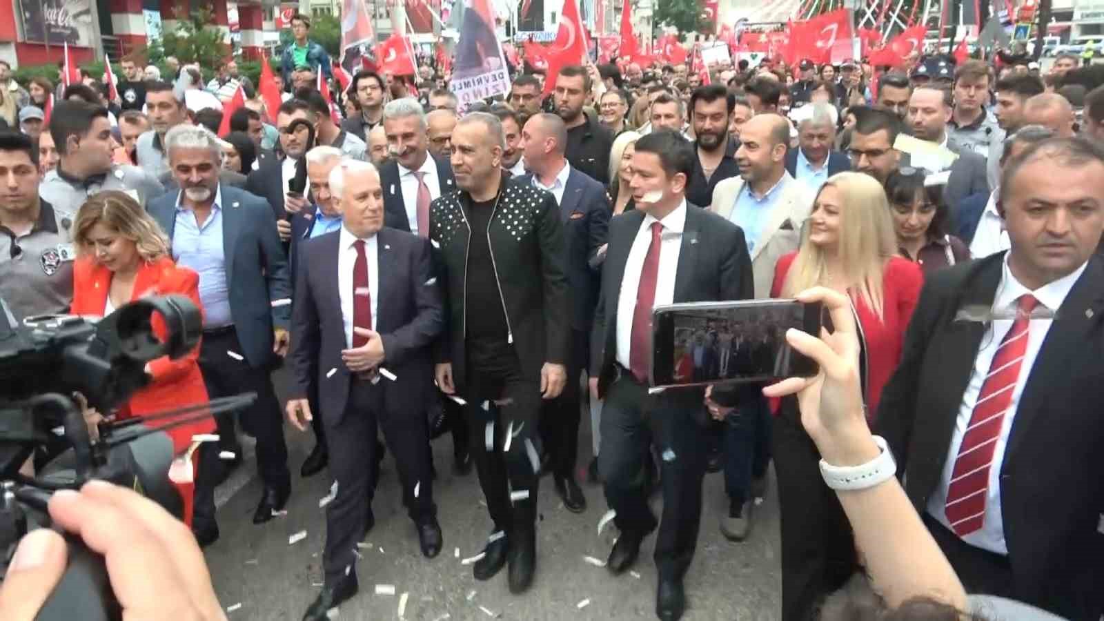 Osmangazi Gençlik Yürüyüşü Haluk Levent’in katılımıyla gerçekleştirildi