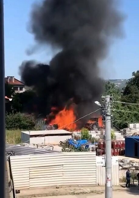 BURSA’DA İNŞAAT DEPOSUNDA YANGIN