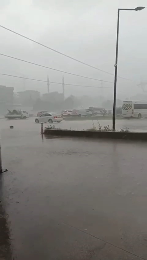 Bursa’da sağanak yağış ve dolu hayatı felç etti