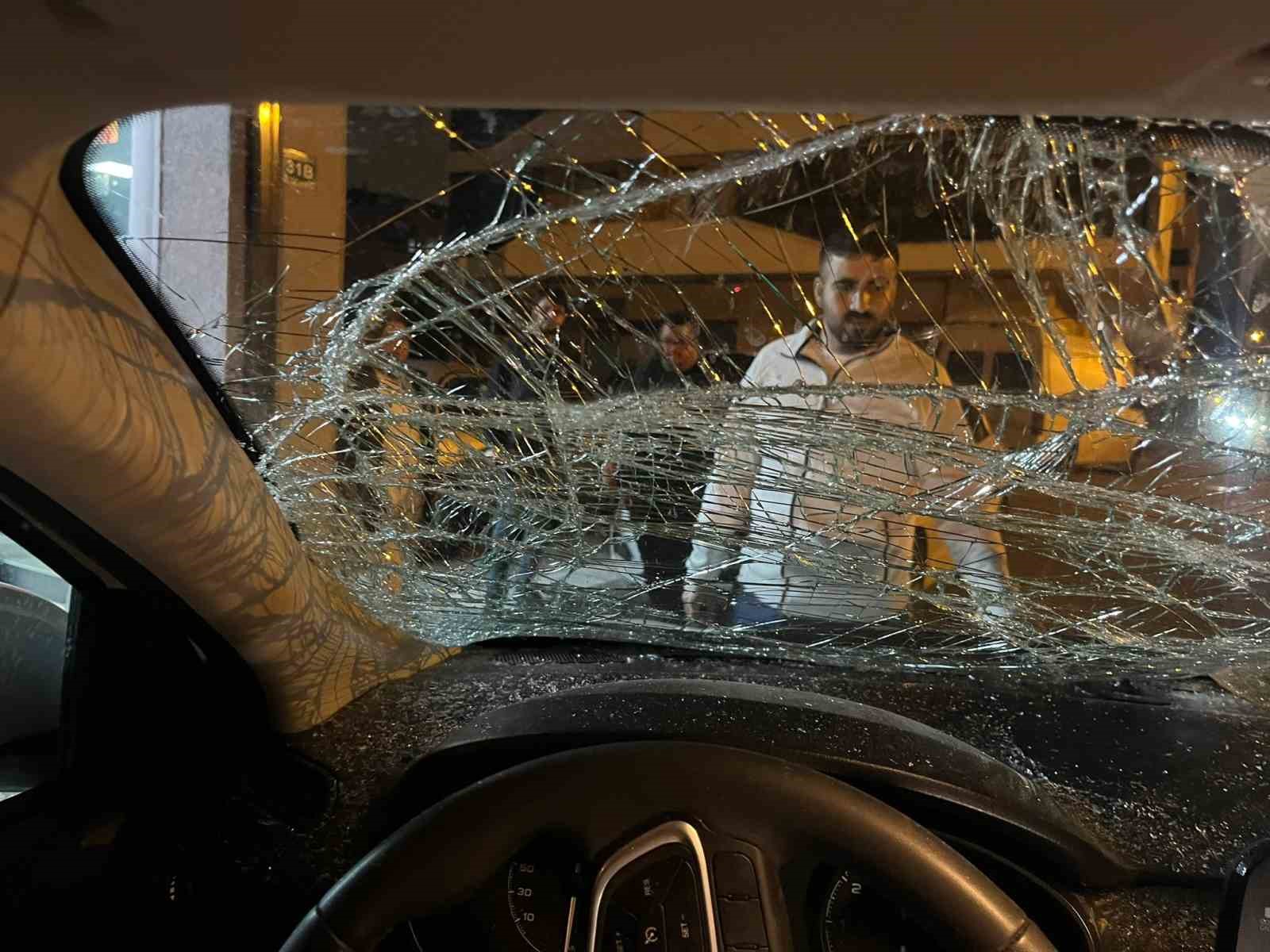 Bursa’da seyir halindeki otomobile at çarptı