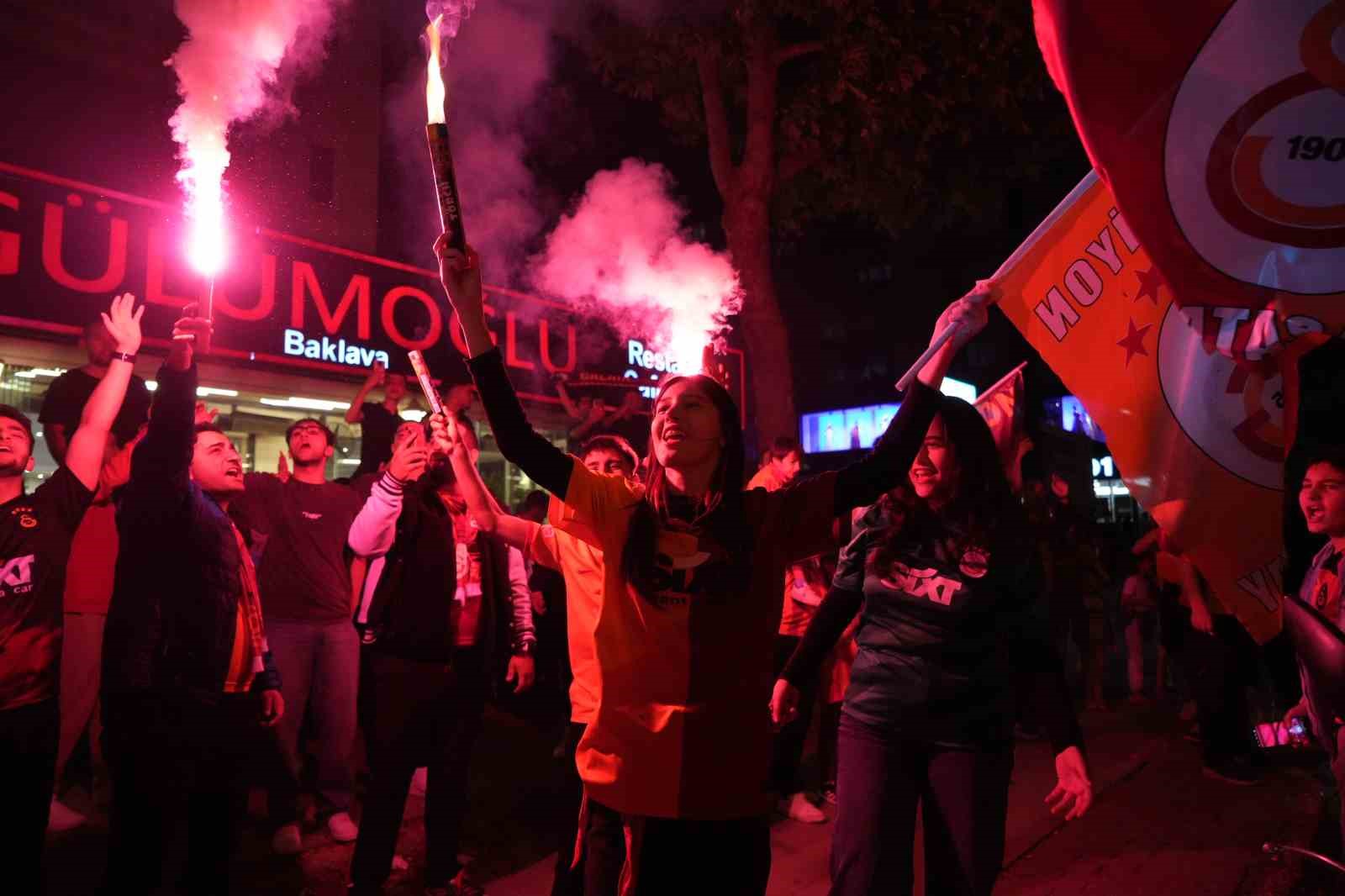 Galatasaray taraftarları Bursa’da şampiyonluğu coşkuyla kutladı