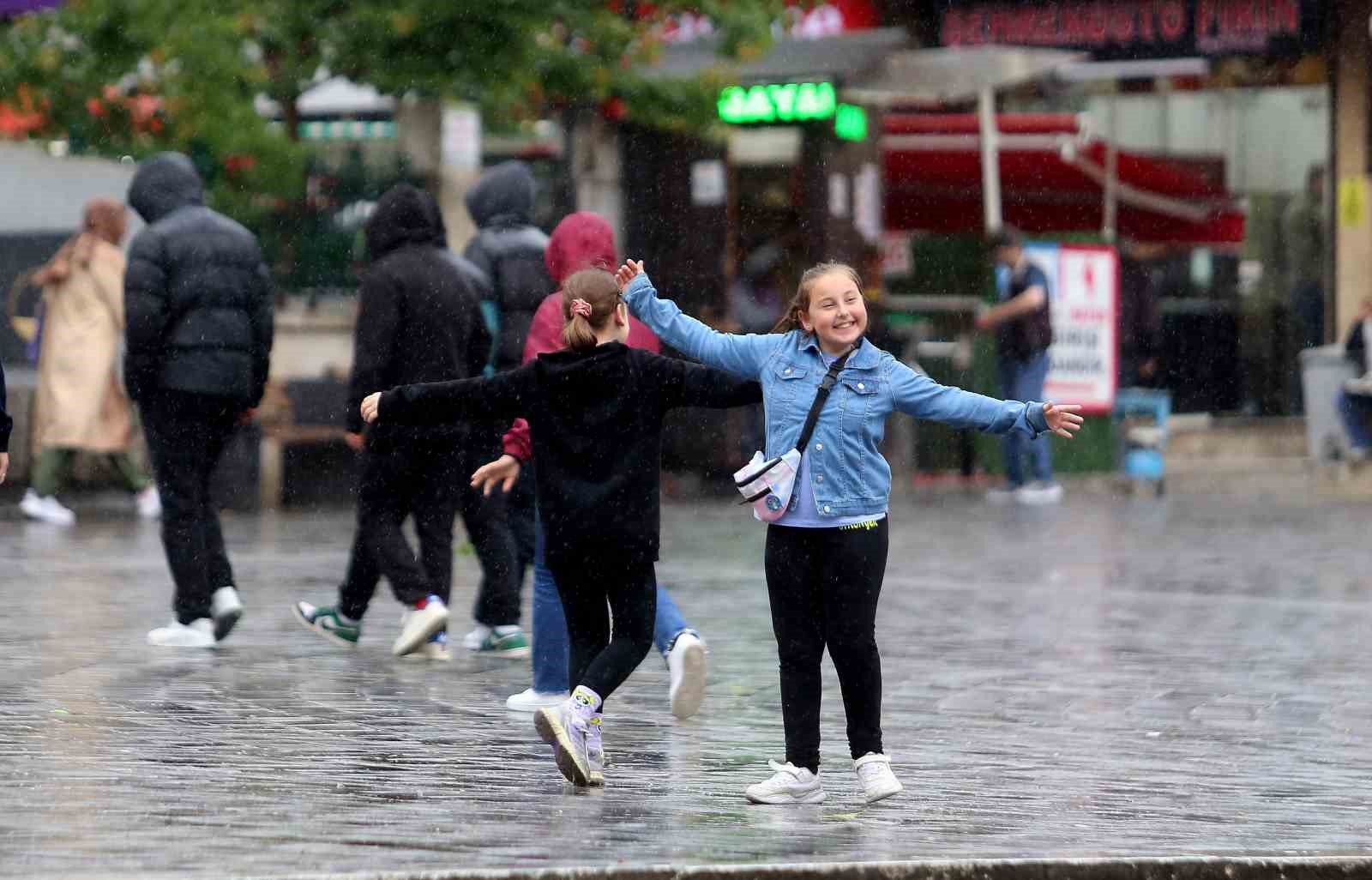 Kimisi yağmurdan kaçtı, kimisi de tadını çıkardı