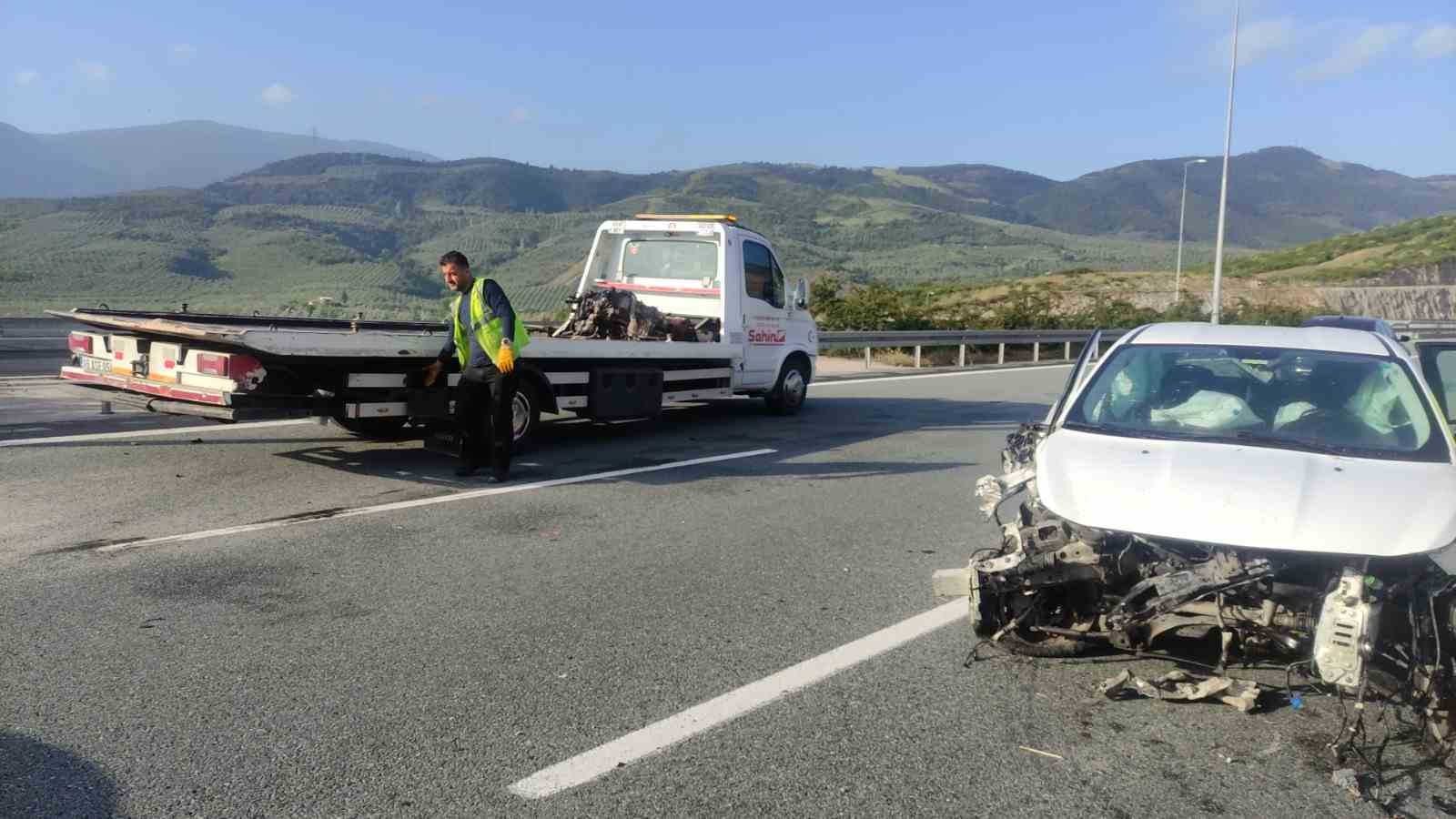 Bursa’da otomobil bariyerlere çarptı, motor bloğu savruldu