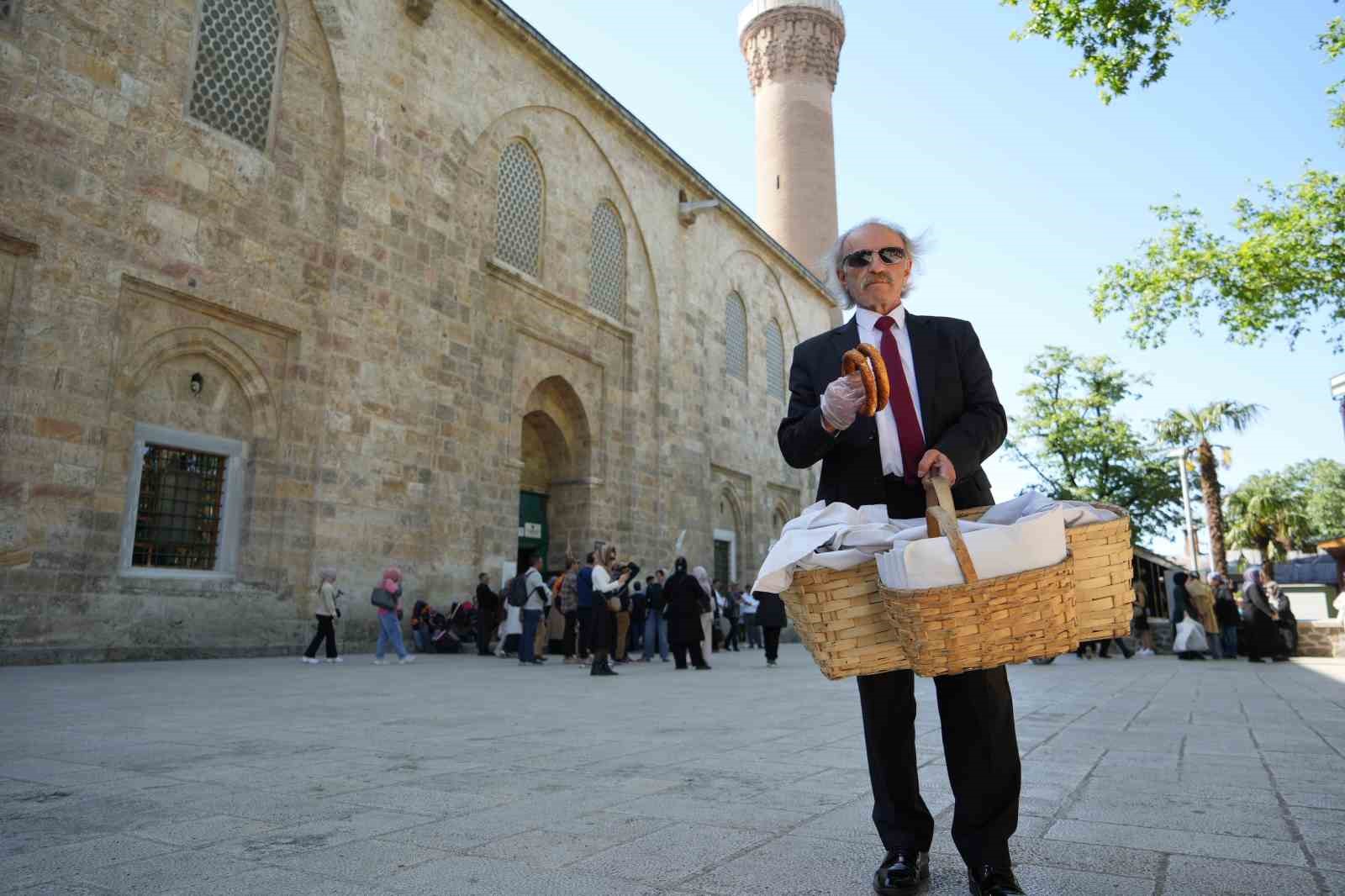 (Özel) Takım elbiseli seyyar simitçi