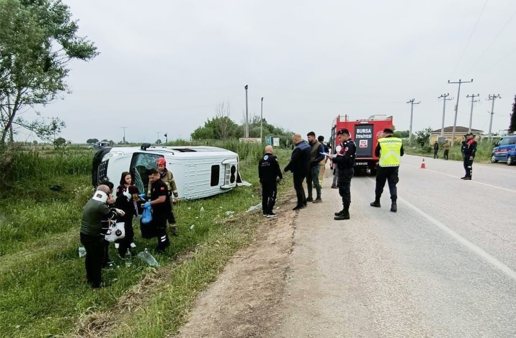 Bursa’da servis aracı ile tır çarpıştı: 3 yaralı