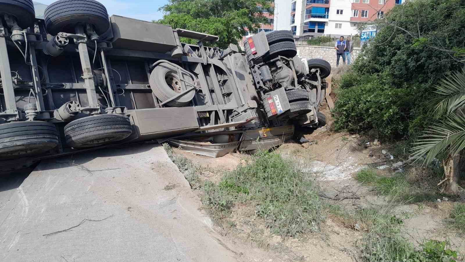 Bursa’da devrilen tır, trafiği kapattı