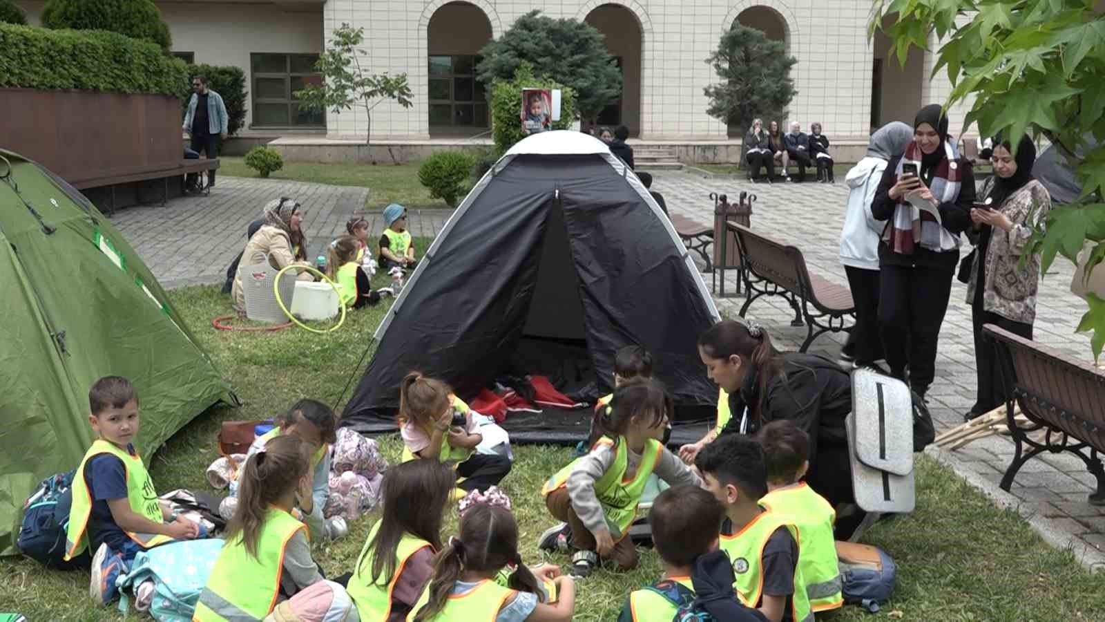 Üniversiteli öğrencilere anaokulu öğrencilerinden destek