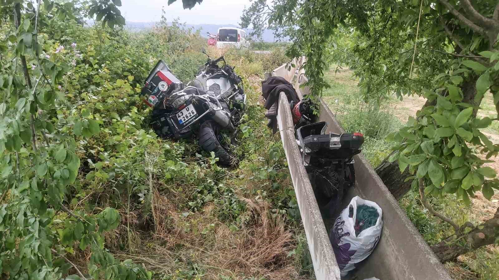 Bursa’da virajı alamayan motosiklet su kanalına çarptı: 1 ölü, 1 yaralı