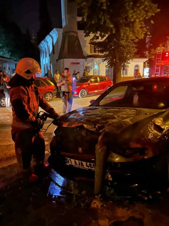 Bursa’da kendi kendine çalışıp hatekete geçen araç alev alev yandı