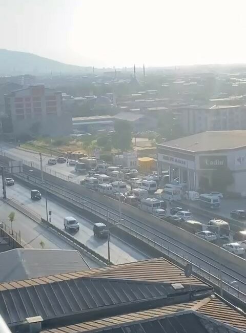 BURSA'DA ŞEHİRLERARASI YOLU KAPATARAK