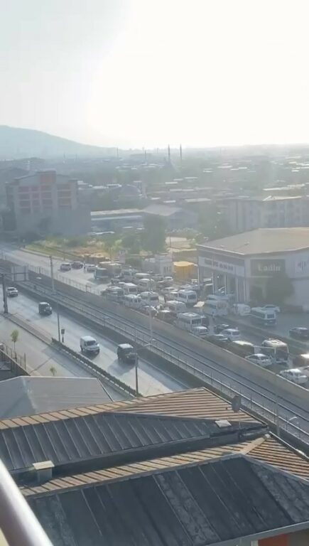 Düğün konvoyu yolu trafiğe kapattı, yüzlerce metre araç kuyruğu oluştu