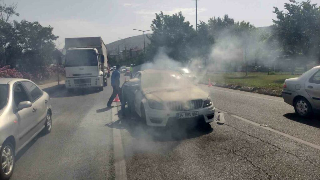 Elektrik arızasına 45 bin TL masraf yaptı, otomobil yolda küle döndü