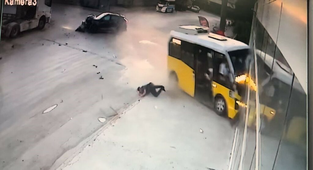 Bursa’da otomobil yolcu minibüsüne çarptı: 10 yaralı