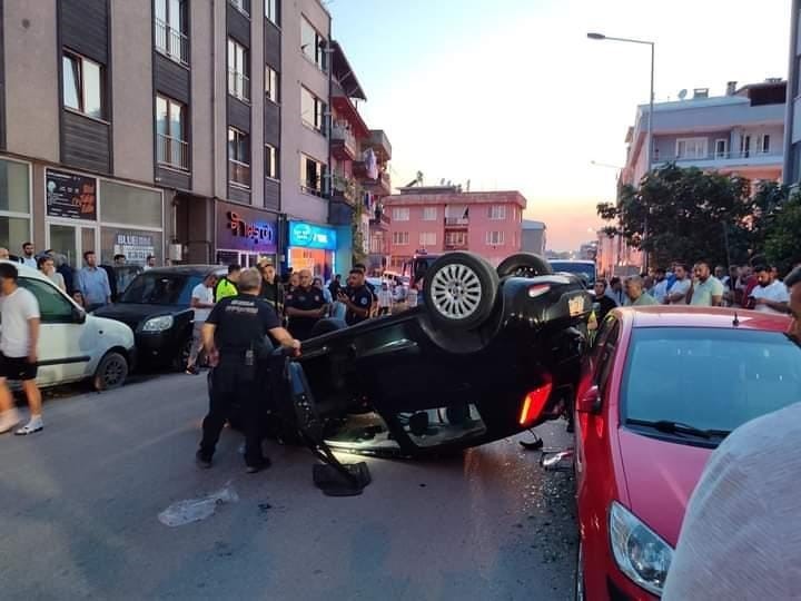 Bursa’da park halindeki otomobile çarpıp takla attı